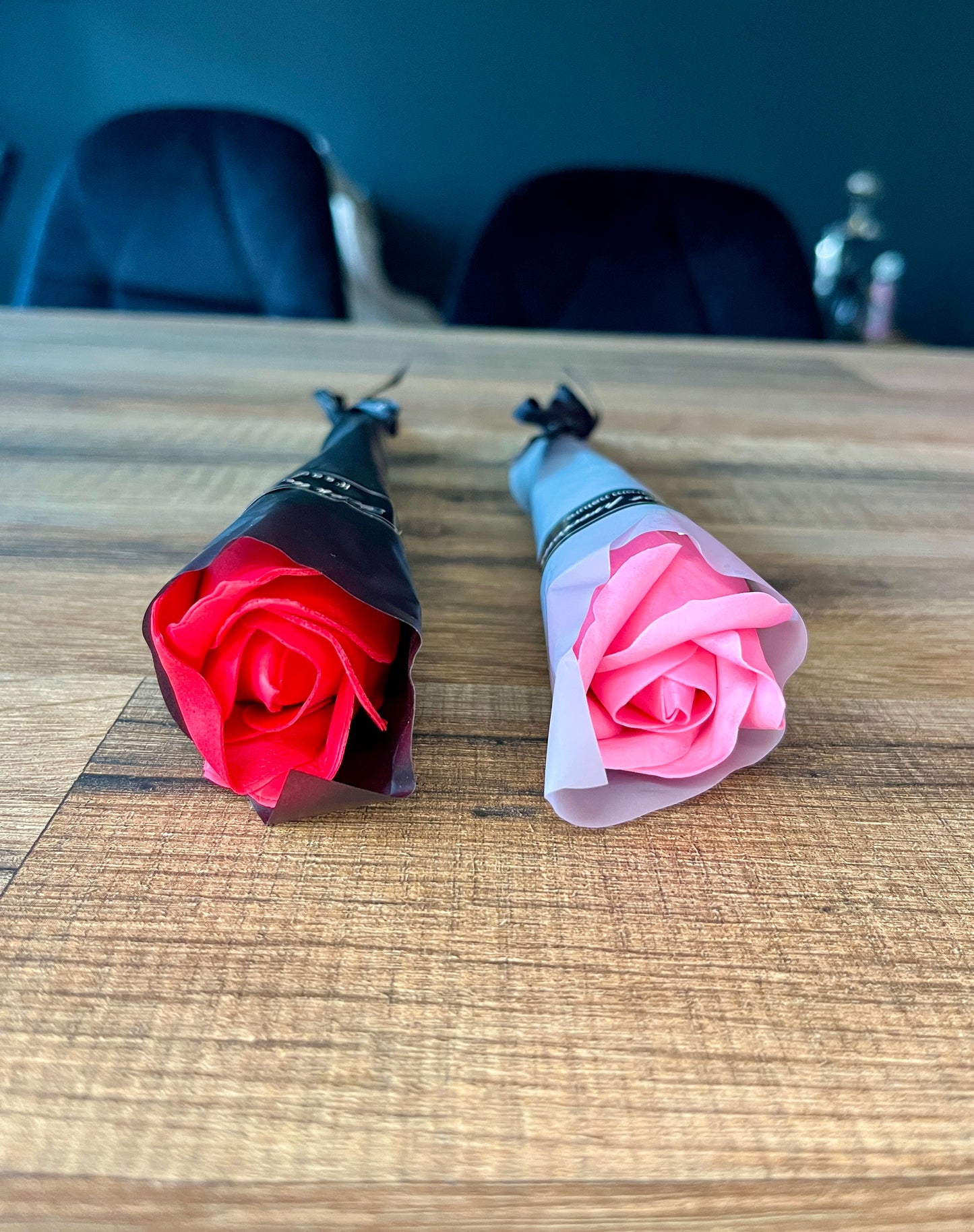 Rose artificiel avec sa bougie en forme de rose