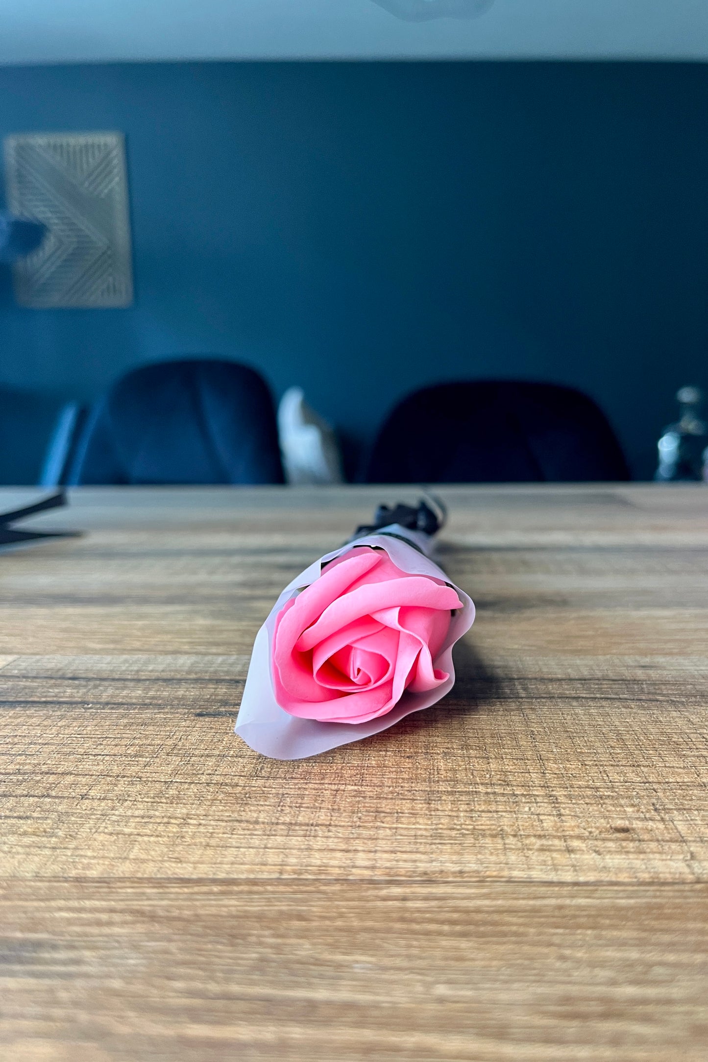 Rose artificiel avec sa bougie en forme de rose