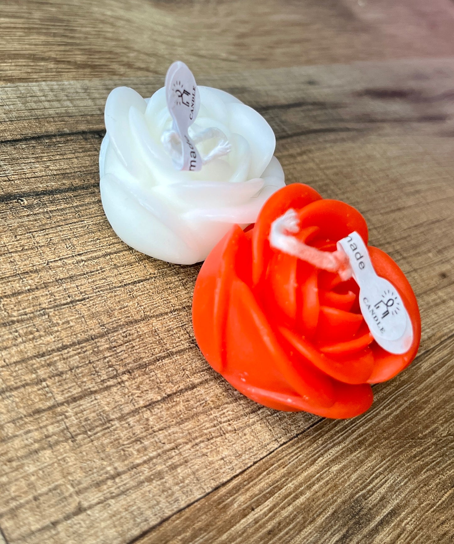 Rose artificiel avec sa bougie en forme de rose